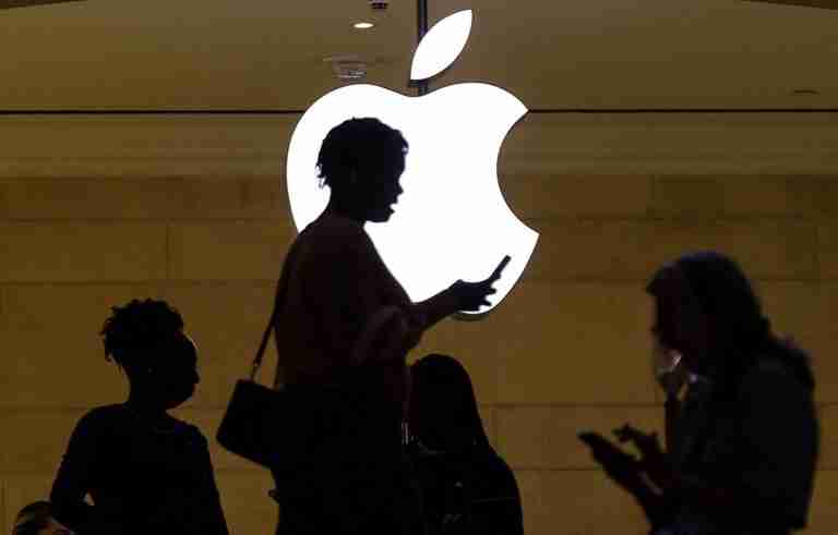Apple shareholders vote to keep its diversity policies