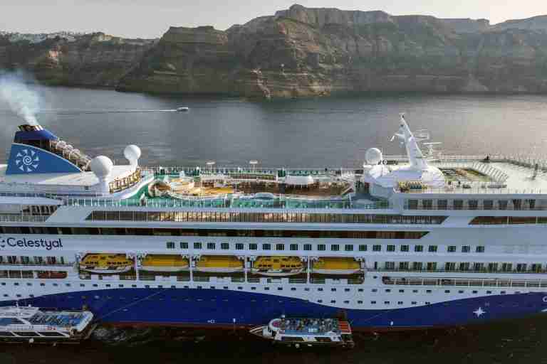 Greece’s Santorini welcomes first cruise ship after quakes