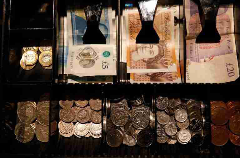 Pound dips as focus stays on interest rates