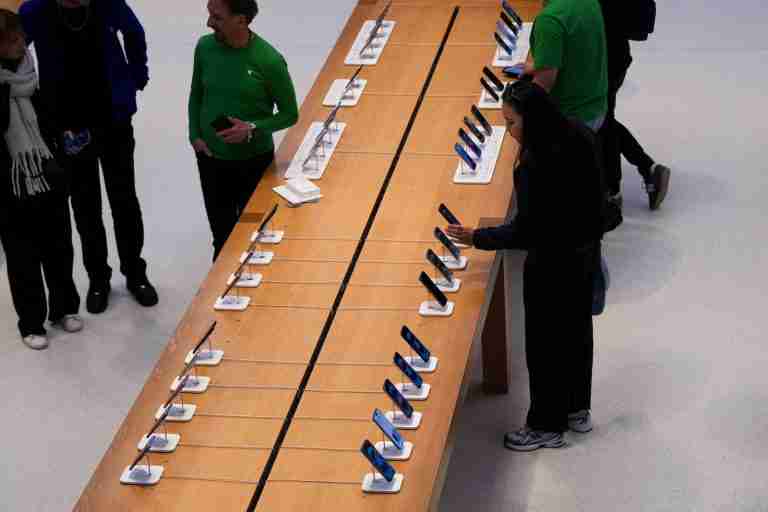 IDC cuts global smartphone shipments forecast on tariff volatility