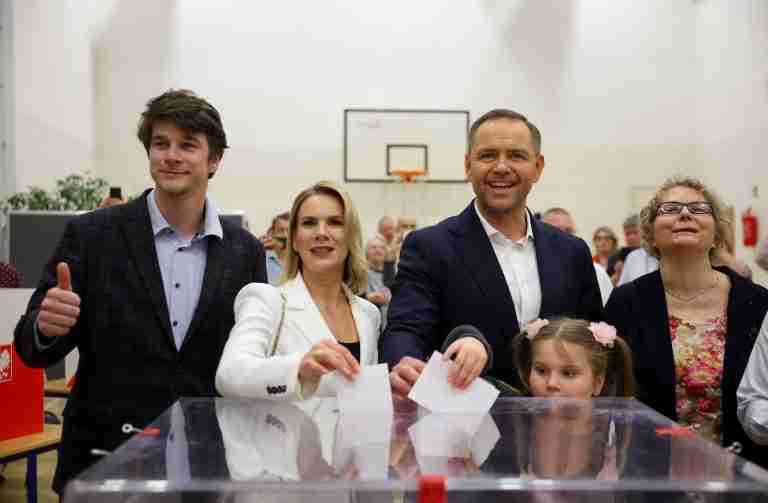 Poland votes in tight presidential race between pro-EU and nationalist visions