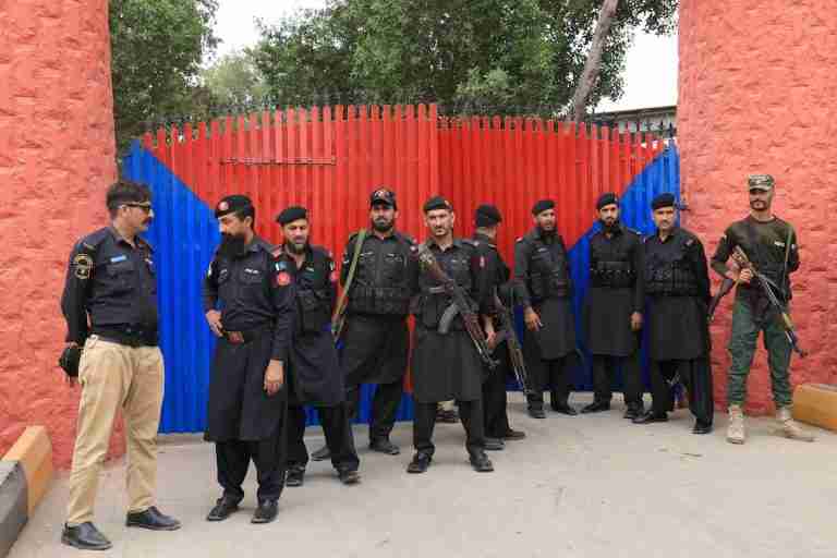 (VIDEO) More than 200 prisoners break out of Pakistani jail after earthquake panic, says official
