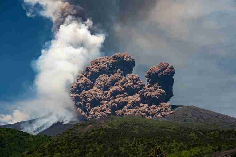 Tourists told to heed warnings after Etna eruption