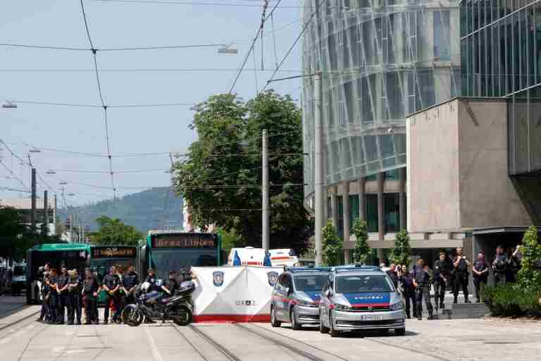 (VIDEO) Gunman kills at least nine in attack on Austrian secondary school