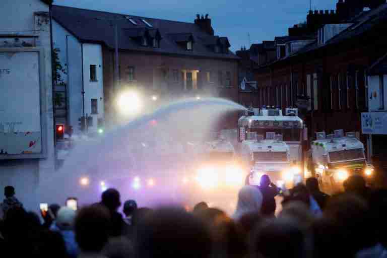 (VIDEO) Northern Ireland leisure centre hosting immigrants attacked on third night of violence