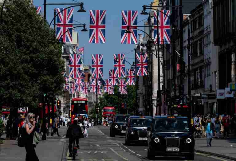 London’s Oxford Street to go traffic-free in shopping area makeover, says mayor