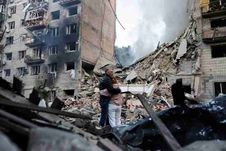 (VIDEO) Russia kills at least 15 in strikes on Kyiv, other cities