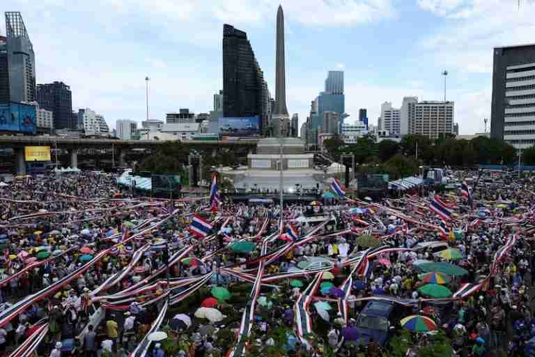 (VIDEO) Thousands demand Thai prime minister quit over border dispute