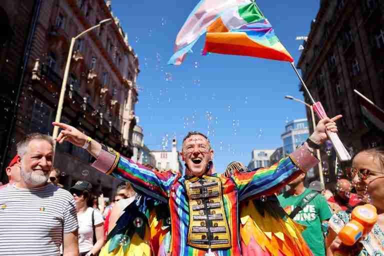 (VIDEO) Huge crowds pack Budapest as banned Pride swells into anti-Orban rally