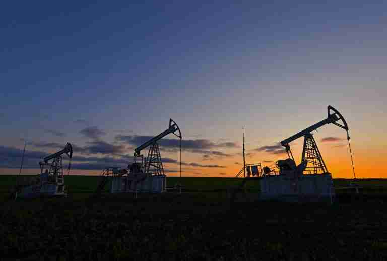 Oil rises 2% as investors weigh market outlook, tariffs, sanctions
