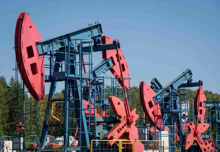 Oil edges higher after EU new sanctions on Russia