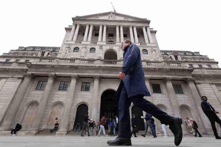 UK firms struggle to grow as BoE rate decision approaches