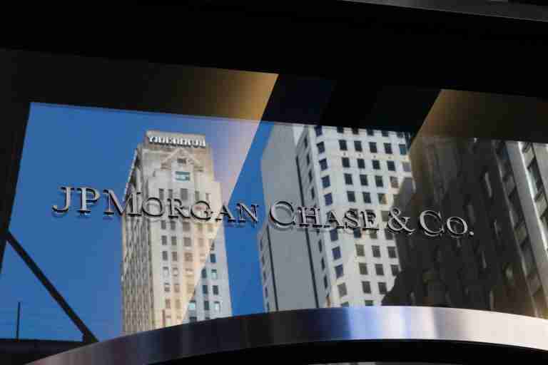 JPMorgan hires two investment bankers to bolster services to energy companies