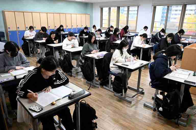 South Korea to ban mobile phones in school classrooms