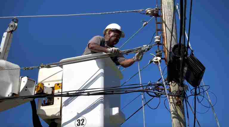 Lightning strike cuts power to hundreds