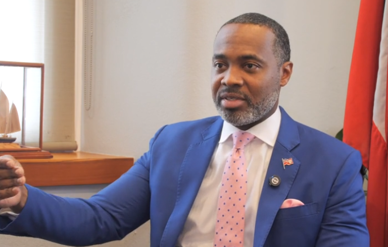 Burt lauds Bermuda’s leading role in registering digital companies