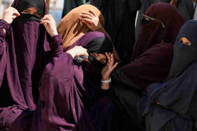 Australian women and children linked to ISIS return from Syria, arrests expected