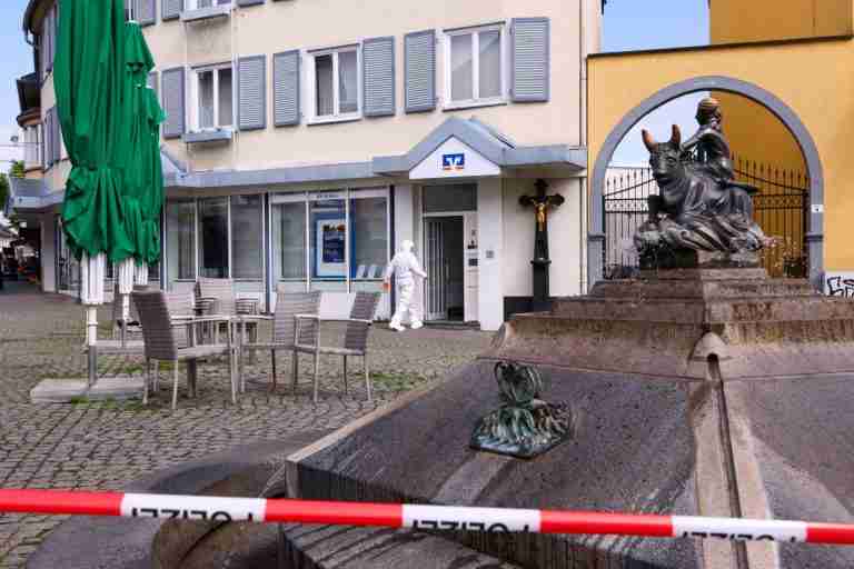 Hostages in German bank branch released but suspect at large