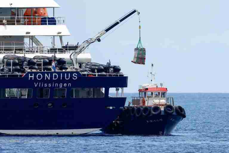 Last 6 passengers ready to leave Hantavirus-hit ship; captain praises their patience