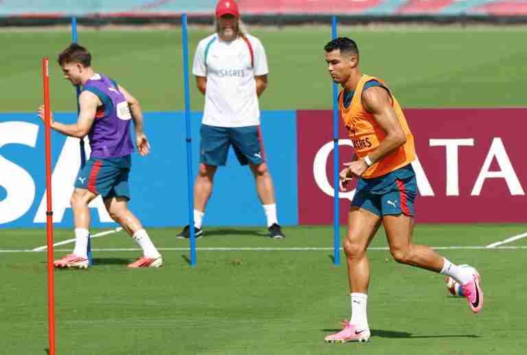 Soccer-Portugal tuning out ‘noise’ as Ronaldo criticism mounts at World Cup, says Dias