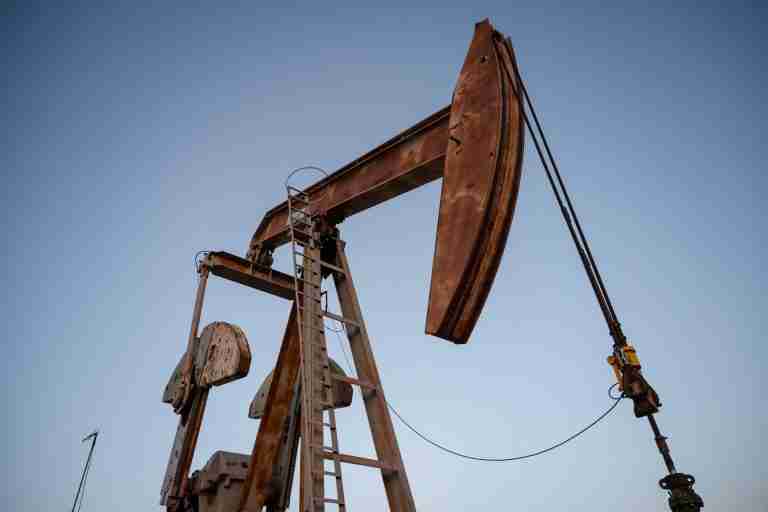 Oil settles down more 3% after US-Iran talks signal easing supply risks