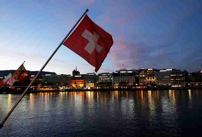Fewer job offers for junior roles due to AI, Swiss study shows