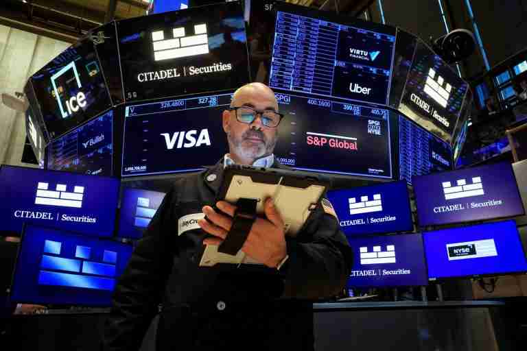 Stocks flat as traders digest Fed comments, oil falls