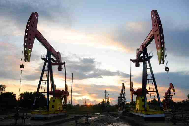 Oil heads for weekly gains as Middle East supply risks persist