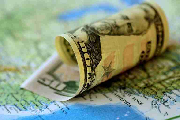 Dollar retreats as oil slides on Middle East pause; focus on central banks