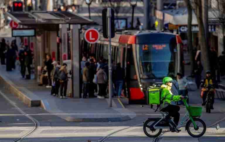 Australia sets ‘world-leading’ minimum pay and insurance rules for gig delivery workers