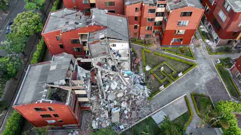 Hundreds still missing in Colombia as desperation grips earthquake rescue effort