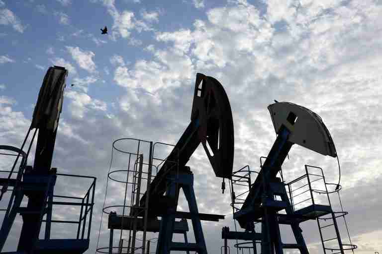 Oil prices at near three-week high as US-Iran peace hopes fade
