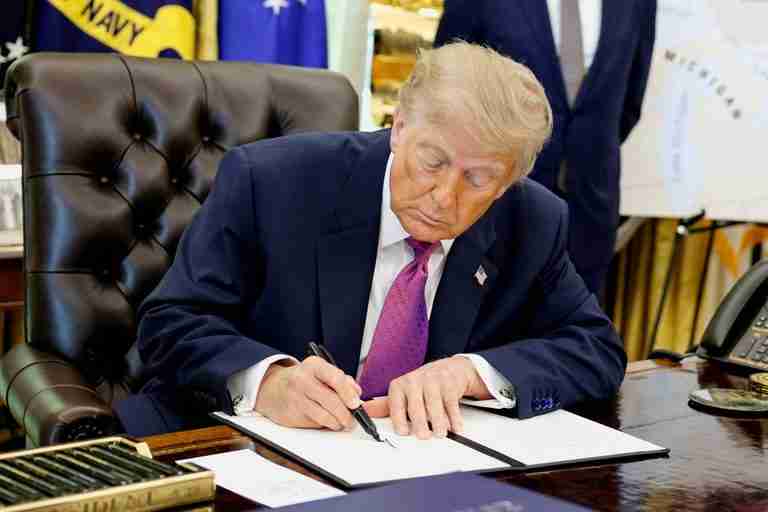 Trump signs order to rename Lake Ontario as Lake America