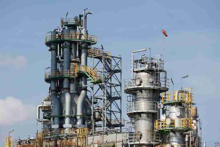 Shell has ended talks with Unimot over selling German refinery stake, Bloomberg News reports