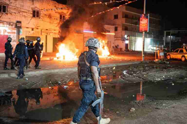 Gambia protesters burn tyres to denounce power cuts