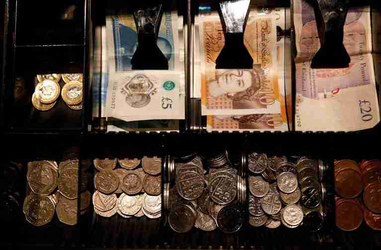 Sterling pinned at one-month lows as oil stays high, Fed rate hike expected 
