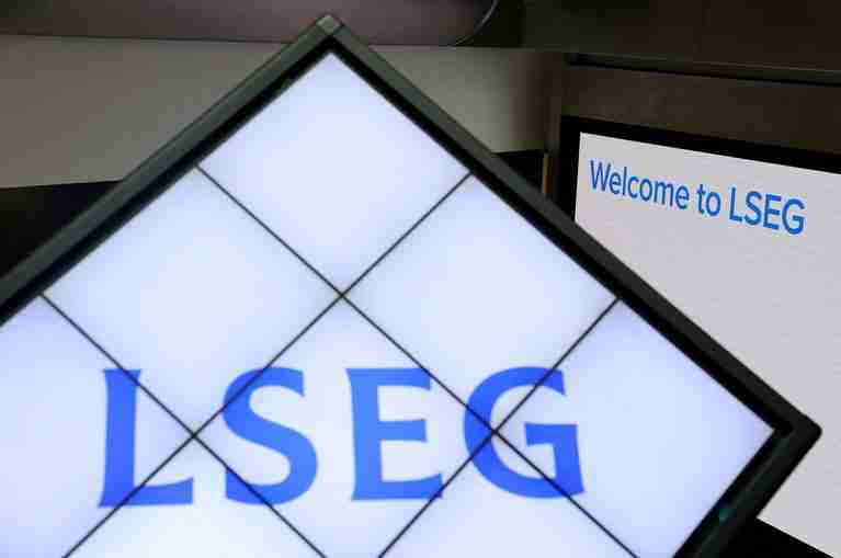 London’s FTSE 100 retreats as banks, energy weigh but eyes weekly rise