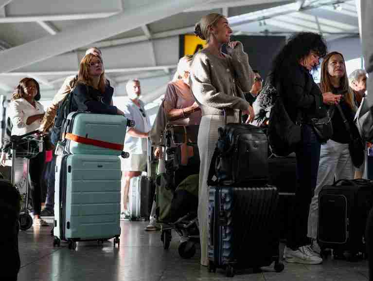 UK to probe air traffic control glitch that grounded thousands of flights