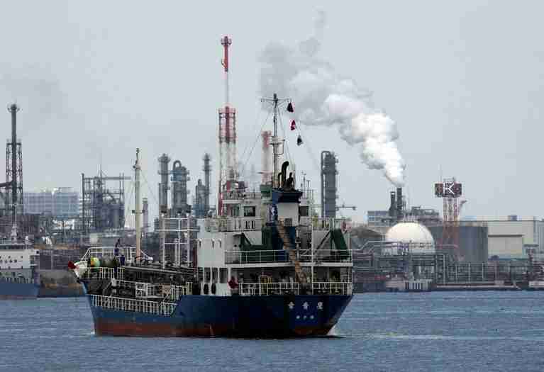 Oil falls as investors focus on Middle East supply
