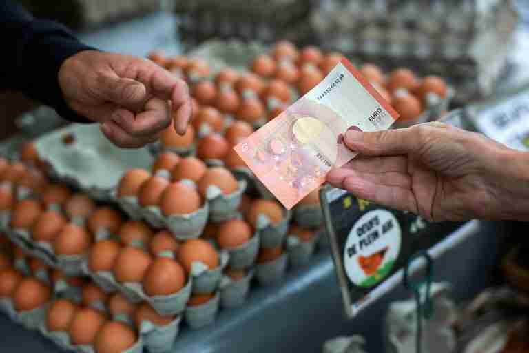 Euro perks up as oil retreats, but set for fifth straight weekly drop